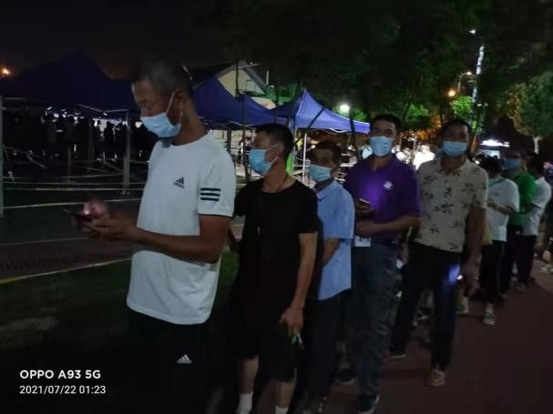 筑牢“防疫墙” 南京NG娱乐集团连夜组织2000余名工友核酸检测